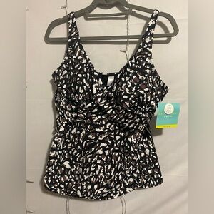 Women's Black and White Patterned Top